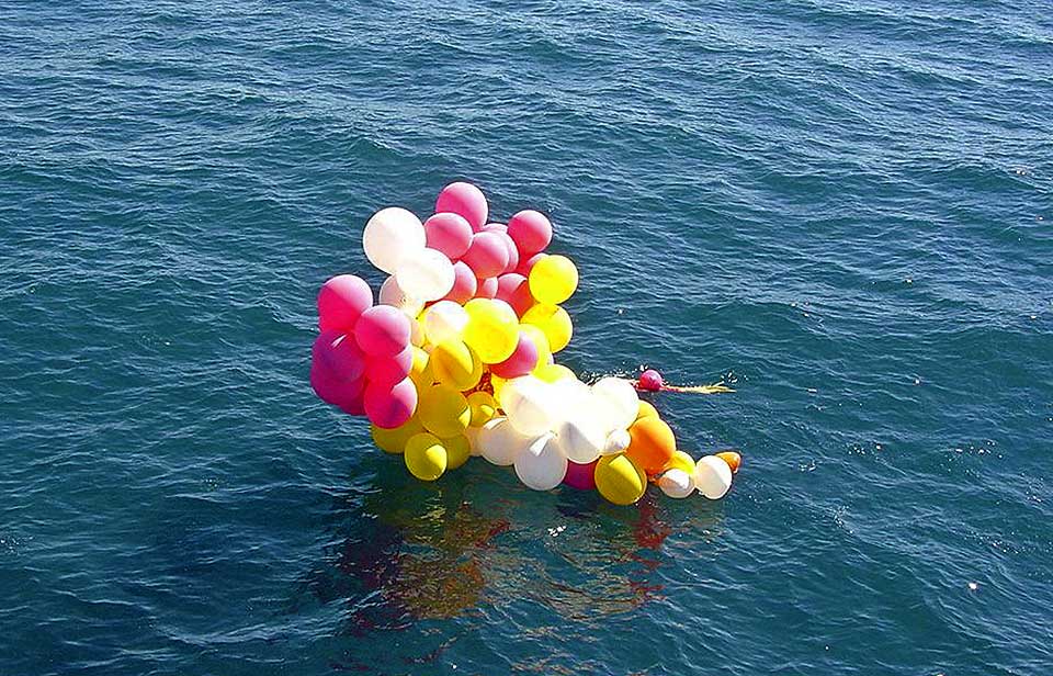 FL�Y TIL HAVS: Ballongene ble funnet noen dager etter rekordfors�ket, men presten var lenge savnet. N� kan endelig familien f� fred.