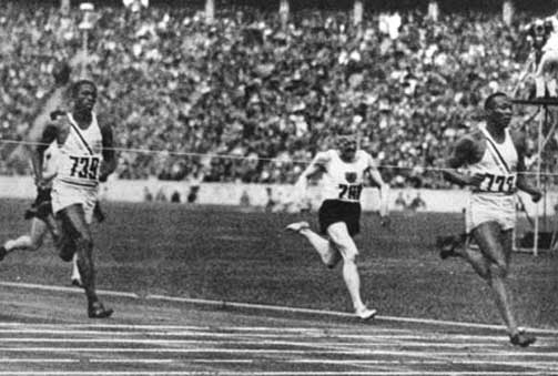 EN AV DE ST�RSTE: Her l�per Jesse Owens inn til 200 meter-gull.