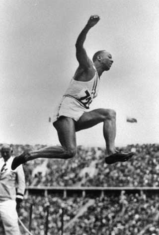 LENGDEGULL: Jesse Owens flyr h�yt p� Olympiastadion i Berlin.