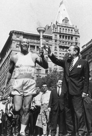 FAKKELB�RER: I 1964 l�p Jesse Owens med OL-ilden under fakkelstafetten i forkant av Tokyo-lekene.