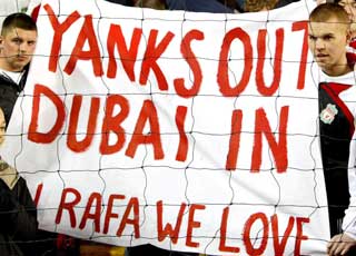 KREVER TILTAK: Disse supporterne vil heller ha en arabisk enn amerikansk gruppering som eiere av Liverpool Fotball Club. Et tredje alternativ er at fansen overtar sj�l.