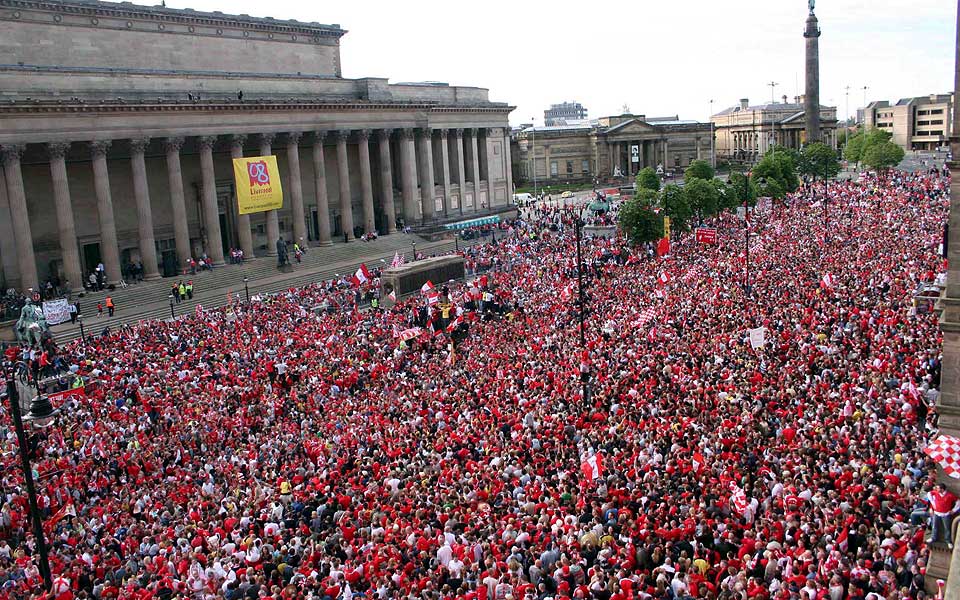 FANPOWER: S�nn s� det ut i gatene etter at Liverpool vant mesterligafinalen i 2005. Grunnleggerne av initiativet Share Liverpool mener fansen sj�l kan styre klubben.