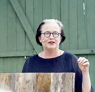 TRENDORAKEL: Nederlandske Li Edelkoort er kurator for utstillingen �A World Of Folk� og var p� plass under �pningen i juli.
