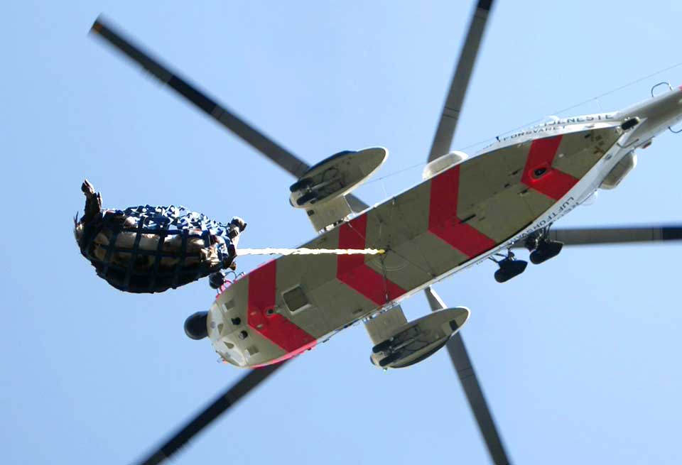 LUFTIG REDNING: 330 Skvadronen p� Rygge stilte i dag med et Sea King helikopter for � redde 7 kviger som skled ned i et juv for 3 uker siden.