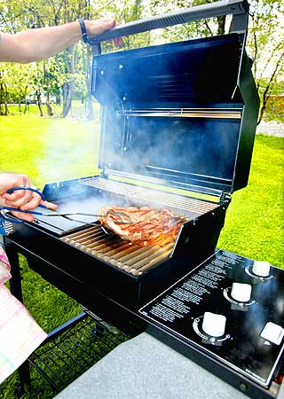 SYNDER:  I sommerm�nedene �ker matsmitten i Norge. Slurving med grillen er hovedsaken.