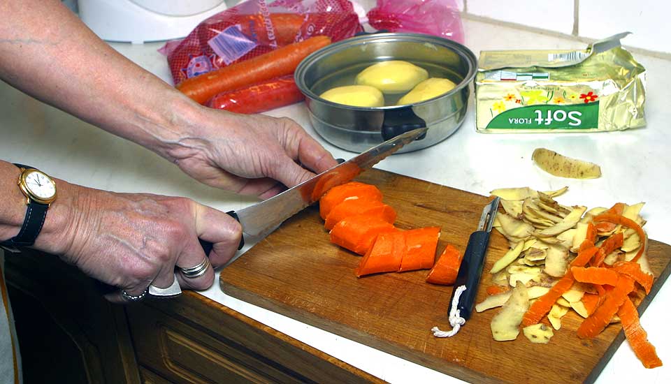 SLAPPE:  D�rlig h�ndhygiene, skitten klut og matrester er grobunn for bakterier. Nordmenn er lite opptatt av matsmitte fordi vi ikke har opplevd noen reel fare for � bli syke.