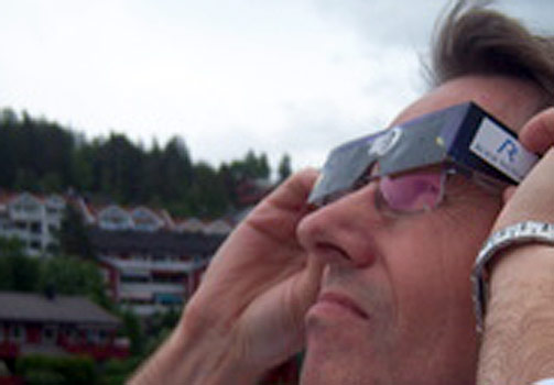  ADVARER:  F�rstelektor og optiker Magne Helland advarer p� det sterkeste mot � stirre rett mot sola hvis du ikke har sveisebriller eller de  spesielle solform�rkelsesbrillene.