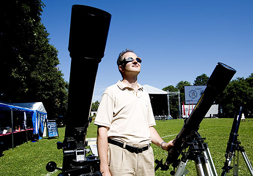  HAPPENING:  Hvis du er i n�rheten av Oslo, rekker du fortsatt � f� med deg den store happeningen i Frognerparken i regi av Norsk Astronomisk Selskap og Knut J�rgen R�ed �degaard. Flere tusen mennesker er p� plass, og ved 11.30-tiden kan du se bilder p� storskjermen fra et norsk Orion-fly av den f�rste totale solform�rkelsen over norsk omr�de p� 54 �r.