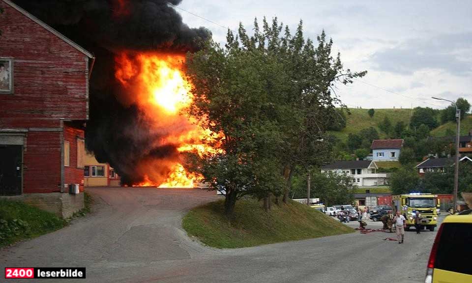 UT AV KONTROLL: Det som trolig var lek med fyrstikker, gikk veldig galt, og svart giftig r�yk veltet ut over Selsbakk s�r i Trondheim.