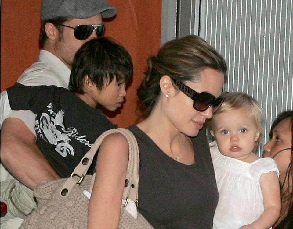 FAMILIEFOR�KELSE: Familien Jolie-Pitt nyter i disse dager livet p� sitt nye franske slott. N� viser de ogs� fram de nyf�dte tvillingene for f�rste gang. Se bildet under.