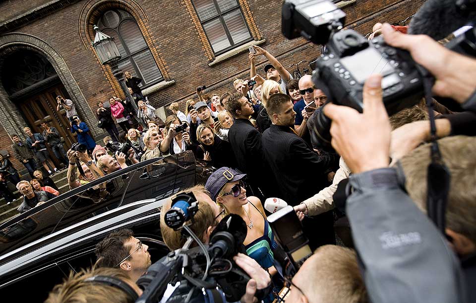 KAOTISK: Paris Hilton (27) ble m�tt av en real menneskemengde da hun ankom Hotell Skt. Petri i K�benhavn tidligere i dag.