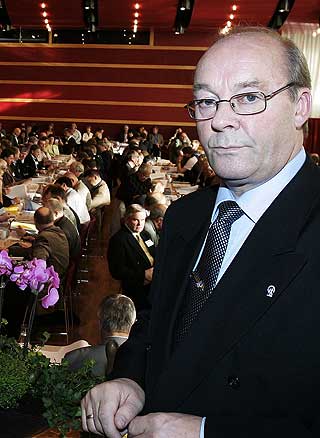 LOVER NY RUNDE: Leder i Fiskarlaget Reidar Nilsen vil g� til rettsak for � f� stoppet seismikkskytingen og for � f� erstatninger. Han mener Pedersen oppf�rer seg som Olje- og energiminister, ikke som Fiskeriminister.
