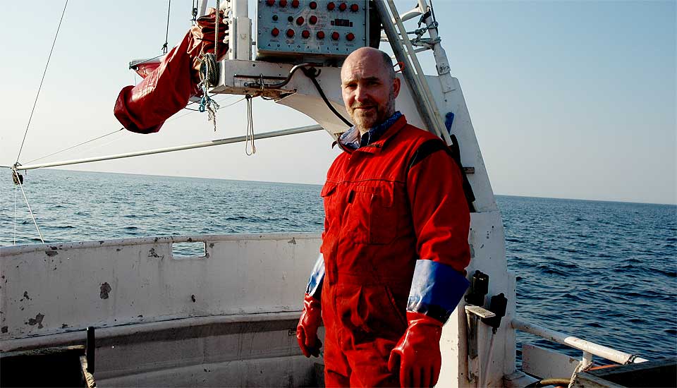 REDD FOR LOKALSAMFUNNET: Fisker Bj�rnar Nicolaisen ligger til land med sin fiskeb�t i sommer. Det samme gjelder de fleste av kollegene. �rsaken er Oljedirektoratets seismikkskyting som har vart fra mai og vil fortsette til midten av september.