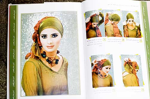 SLIK SKAL DET GJØRES: Imaan ble inspirert av egyptisk mote. Her viser boka Hijab hvordan man lager en hijab.