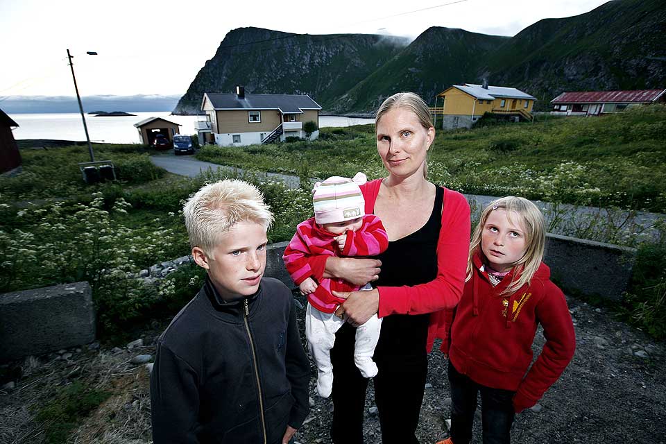 LEVER I FRYKT: Anna Mattila og barna Kristoffer, Linnea og Madelene Fur�y bor like ved vraket av �Murmansk�. Svigermor d�de av kreft i 2004, og flere naboer er rammet. N� frykter Anna at det er en sammenheng mellom kreften og vraket.