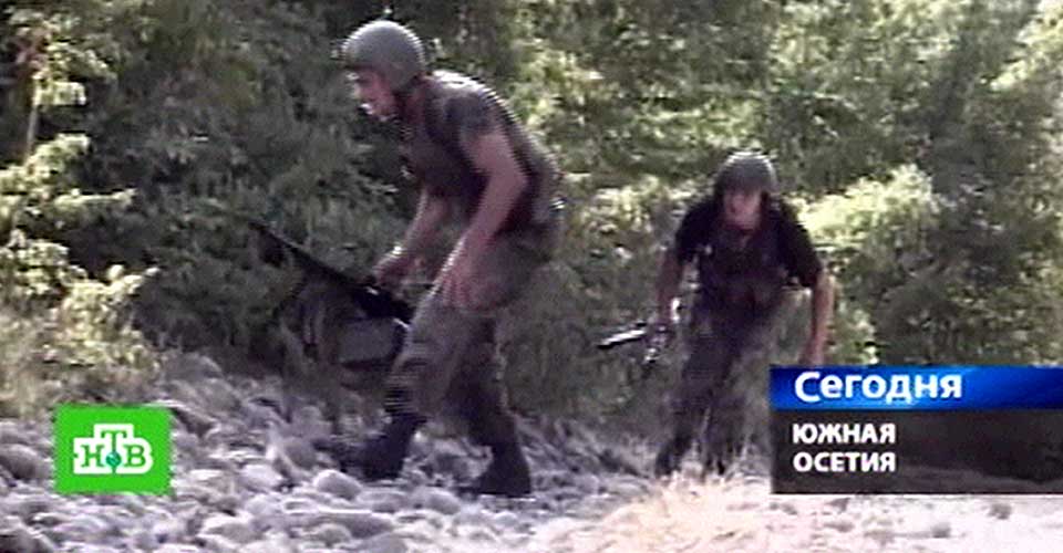 STRIDIGHETER Den russiske TV- kanalen NTV filmer S�r-ossetiske oppr�rere i strid med georgiske styrker i Kaukasus.