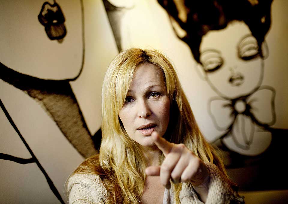 TJUKK I HUET?: Det plager ikke Dorthe Skappel nevneverdig � bli stemplet som dum, selv om kritikken kommer fra komidronningen Anne-Kat. H�rland. - Jeg vet jo at jeg ikke er dum, sier Skappel. (Bildet er tatt i forbindelse med Dorthes ti�rsjubileum som programleder for Gullruten tidligere i �r).