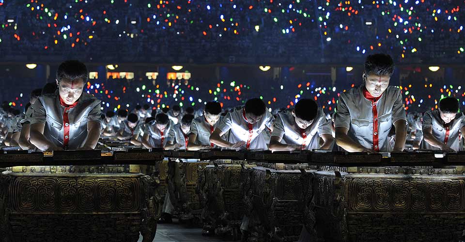 OL-FESTEN HAR BEGYNT:  Kinesiske artister opptrer under �pningsseremonien i Beijing. Beijing National Stadium tar 90 000 publikummere.