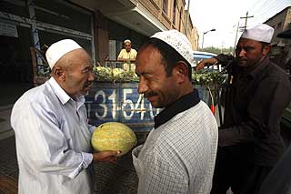 MUSLIMSK MINORITET: Uighurer i byen Kashgar i den vestlige Xinjiang-regionen. Mandag ble 16 politimenn drept i en terroraksjon i byen.