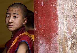 BUDDHISTENE: En buddhistisk munk utenfor Kumbun-klosteret i byen Xining, Qinghai-provinsen.