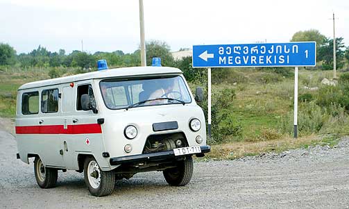MEDISINSK HJELP: Georgisk sykepersonell i ambulanse n�r byen Tskhinvali.