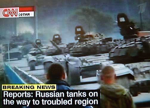 KRYSSER GRENSA: Bildene fra russisk tv viser en kolonne med russiske tanks som ruller over grensa til S�r-Ossetia. - Dette er en krenkelse av v�rt territorium, sier Georgias president.