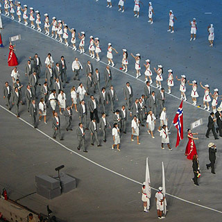 NORGE: Den norske troppen marsjerer rundt stadion i Beijing.