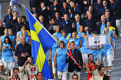 VENNER FRA �ST: Svenskenes OL-tropp p� sin marsj rundt OL-stadion.