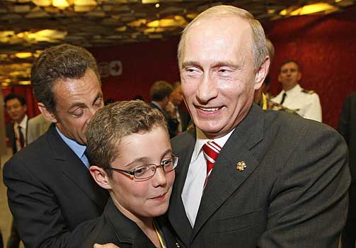 CELEBERT BES�K: Frankrikes president Nicolas Sarkozy (t.v.) introduserer sin s�nn, Louis, for Russlands statsminister Vladimir Putin.