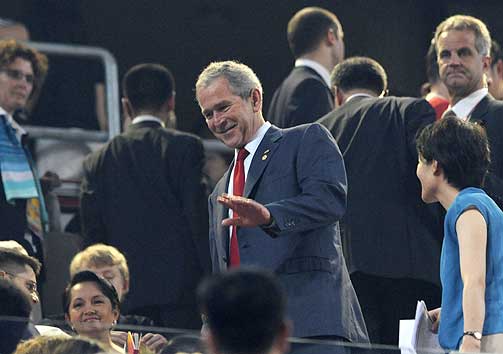 P� PLASS: USAs president George W. Bush var ogs� p� plass p� �pningsseremonien. Bush ble den f�rste amerikanske presidenten som bes�kte et OL utenfor USA.