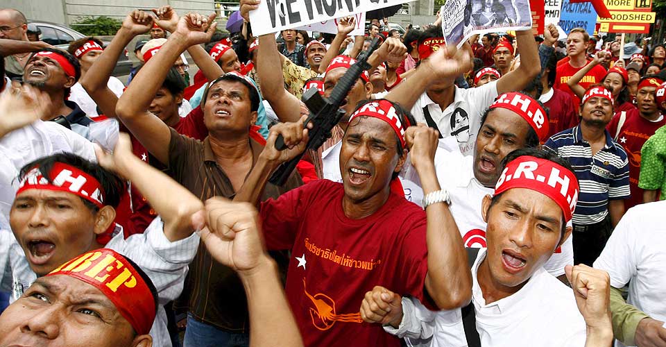 PROTEST I BANGKOK: OL-�pningsdagen er ogs� 20-�rsdagen for studenoppr�ret i Burma. Her demonstrerer burmesere i Thailand i dag.