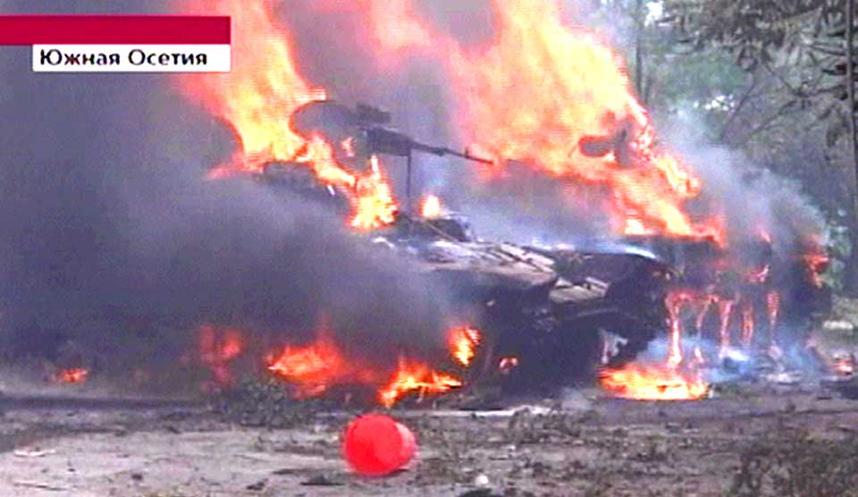 I BRANN: En georgisk tank er �delagt i kampene i Tskhinvali i S�r-Ossetia. L�rdag har flere russiske soldater kommet til omr�det, og enda flere er p� vei.