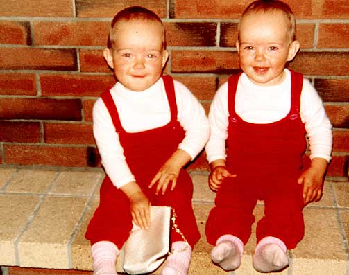 HVEM ER HVEM? - Jeg vet faktisk ikke sier mamma om Ikke en gang mamma om dette bildet av to sm�troll i like selebukser.