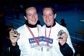17 ÅR GAMLE: Sølv i Narvesen-cupen i 1997. Katrine t.v. - Hun er den litt mer rolige typen, sier mor.