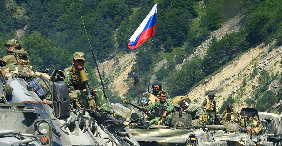 FLYKTER FRA KRIG: Innbyggerne m� flykte etter russernes aggressive framrykning mot georgiske styrker i Tskhinvali. Putin har ankommet Georgia for � ordne opp.