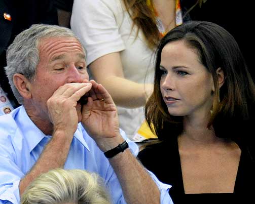 FAR OG DATTER: Barbara Bush heiet ikke s� kraftig som pappa.