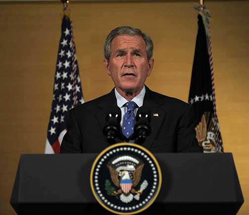 VELDIG BEKYMRET: ...og s� m�tte Bush ta p� svartdressen og snakke om Georgia mellom slagene i Beijing.