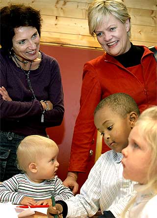 - BARNEHAGE ER BRA! Kristin Halvorsen (SV) bes�ker barnehagen p� Haugenstua i Oslo. Barna fra venstre Fr�ya (4), Simen (1), Anwar (5) og Norah (2) bestyrer Gudrun Janssen til venstre.