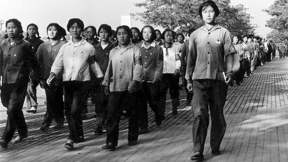 KULTURREVOLUSJONEN: Unge kinesiske r�degardister marsjerer i Beijing i august 1966 med �Maos lille r�de� i hendene.