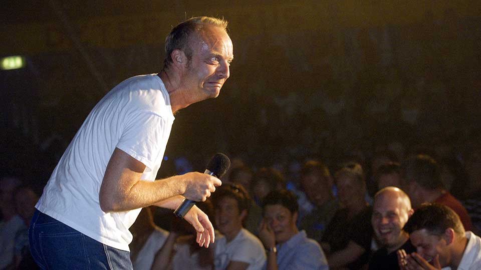 KRITISERES: Jonas Gardell (44) m�ter sterk kritikk fra de andre deltagerne i programmet �Stj�rnorna p� slottet�, som ble innspilt i forrige uke.