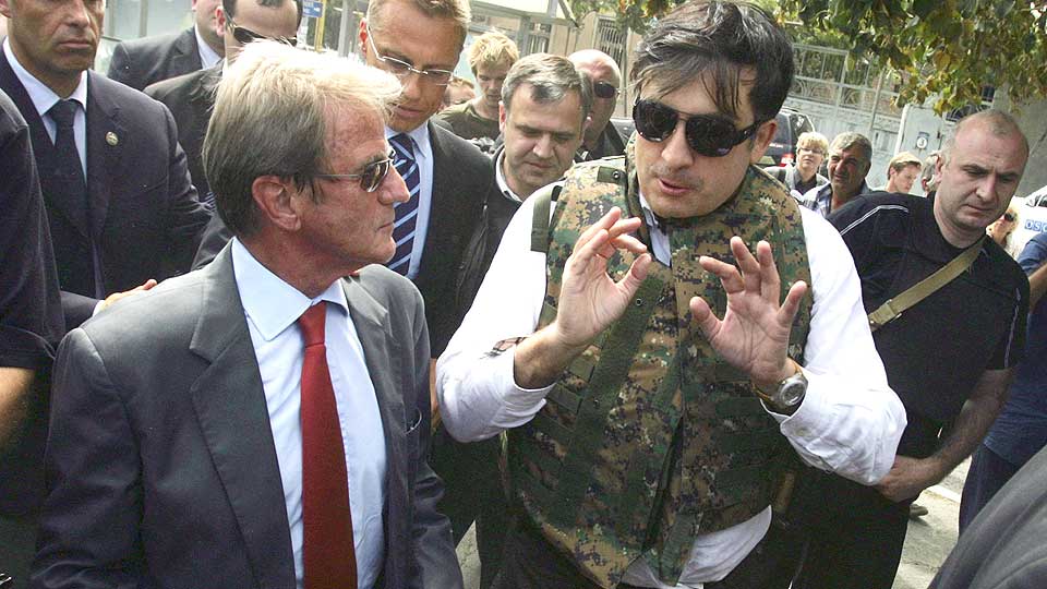 �NSKER FRED: Mikhail Saakashvil m�tte ha p� seg skuddsikker vest da han tidligere i dag m�tte Frankrikes utenriksminister Bernard Kouchner og hans finske kollega Alexander Stubb.