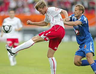 TILBAKE: Rune Lange gjorde ny-debut i TIL-tr�ya, men fikk ikke altfor mye til mot Raio Piiroja og co, og gikk sliten av banen etter en dr�y time.
