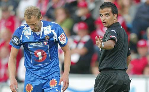 I FOKUS: Dommer Edvartsen s� en klar dytt, d�mte p� det, men likevel ble det mye fokus p� ham etter kampen i Fredrikstad.