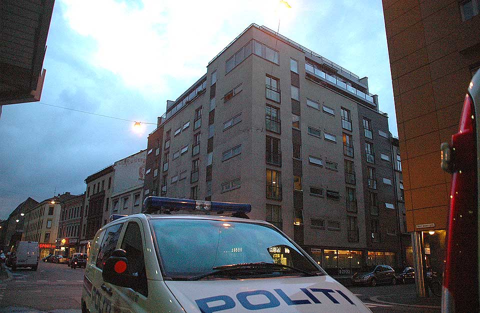 MULIG �STED: Det var i denne blokka i Calmeyersgate i Oslo sentrum at en eldre person ble fnnet d�d i kveld. If�lge politiet kan han ha ligget d�d i flere dager.