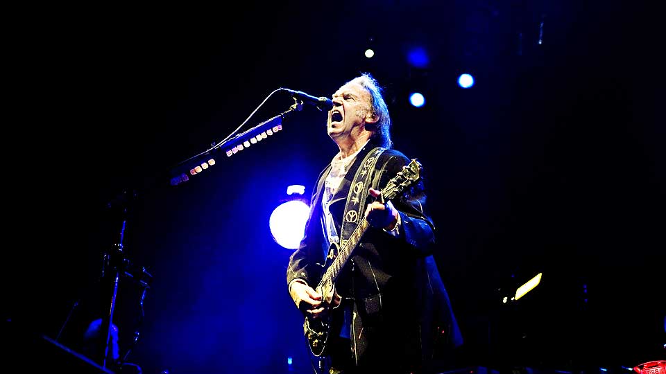I H�YESTE GRAD ELEKTRISK: Neil Young br�kte som bare han kan i Oslo Spektrum i g�r. Fansen gikk ikke tomhendte hjem.