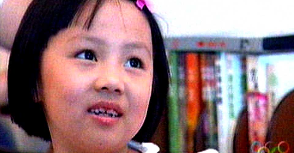 FOR STYGG: OL-arrang�rene mente at Yang Peiyi (7) var for stygg for �pningsseremonien. Her blir hun intervjuet av en tv-stasjon.