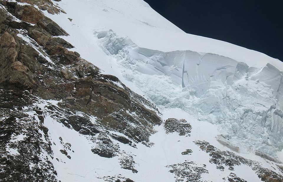 D�DSFJELLET: Dette bildet tatt i den s�kalte Flaskehalsen p� vei opp mot toppen, viser ti klatrere p� vei opp mot toppen av K2. Bildet er tatt av klatreren Nicholas Rice fredag 1. august klokka 11.06, if�lge  Guy McCarthy, Watershed News. Timer etterp� d�de flere klatrere i dette omr�det.