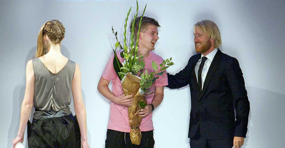 UTVALGT: Kristofer Kongshaug fikk �ren av � v�re sesongens debutant p� �pningen av Oslo Fashion Week i kveld. Her gratuleres han av konferansier Thorbj�rn Harr, mens siste modell b�rer kl�rne hans over catwalken.