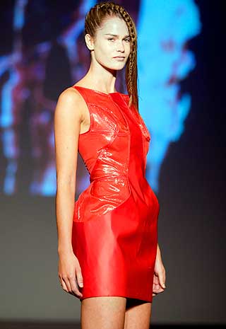 LADY IN RED: Denne r�de kjolen h�stet han spesielt mye applaus for.