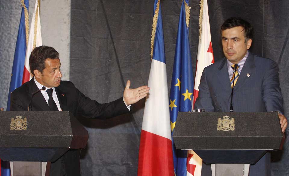 FREDSPLAN I BOKS: Frankrikes president Nicolas Sarkozy og Georgias president Mikhail Saakasjvili kunngjorde enigheten p� en pressekonferanse i Georgias hovedstad Tbilisi i natt.
